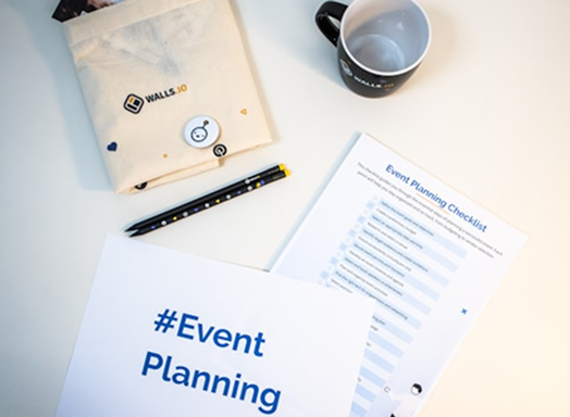 Arbeitstisch mit Unterlagen zur Eventplanung