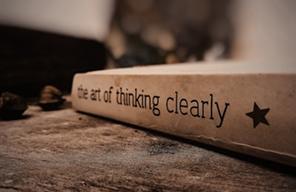 Holzschild mit 'start thinking clearly' Aufschrift
